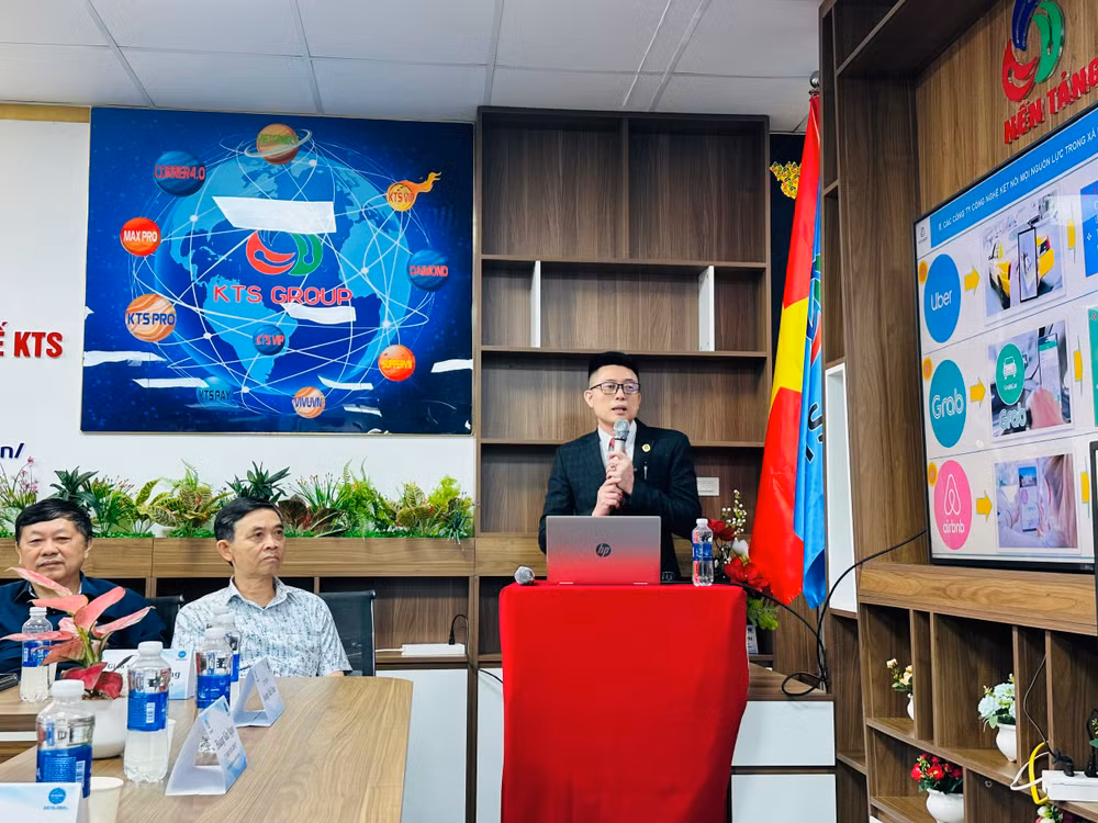 Ông Hoàng Văn Ngọc, Chủ tịch Hội đồng quản trị kiêm Tổng Giám đốc KTS Group, giới thiệu về phần mềm AIO Global. Ông Hoàng Văn Ngọc, Chủ tịch Hội đồng quản trị kiêm Tổng Giám đốc KTS Group, giới thiệu về phần mềm AIO Global.