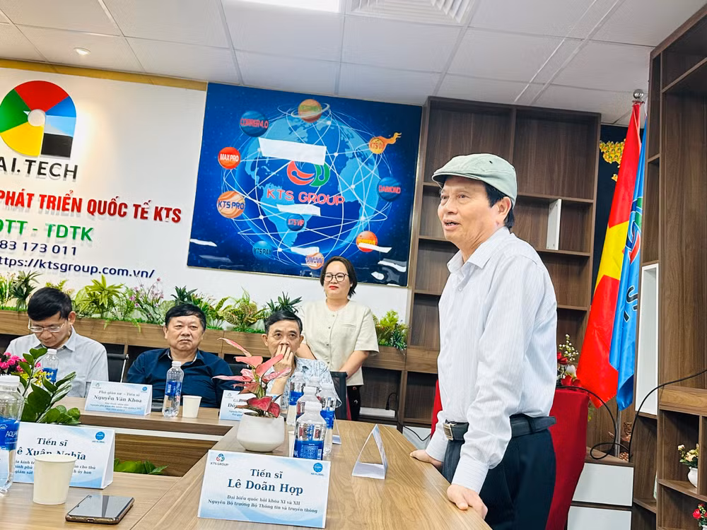 Nguyên Bộ trưởng Thông tin và Truyền thông Lê Doãn Hợp phát biểu tại lễ ra mắt phần mềm AIO Global. Nguyên Bộ trưởng Thông tin và Truyền thông Lê Doãn Hợp phát biểu tại lễ ra mắt phần mềm AIO Global.