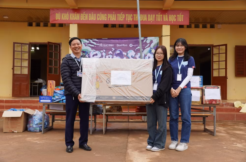 Các thành viên trao quà cho nhà trường Các thành viên trao quà cho nhà trường