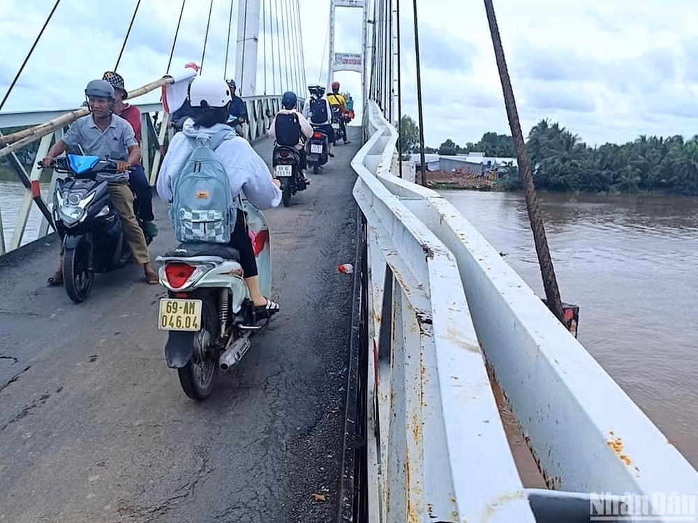 Sau khi xe tải khủng lưu thông qua, cầu treo dân sinh bị hư hỏng nhiều hạng mục: lún mố cầu, biến dạng thành lan can cầu…