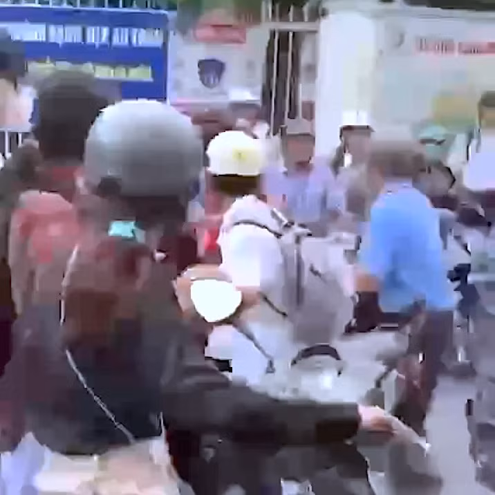 Phát hiện vụ việc đánh nhau, bảo vệ trước cổng trường (áo xanh) kịp thời can ngăn nên không có thương tích lớn xảy ra. (Ảnh cắt từ clip). Phát hiện vụ việc đánh nhau, bảo vệ trước cổng trường (áo xanh) kịp thời can ngăn nên không có thương tích lớn xảy ra. (Ảnh cắt từ clip).