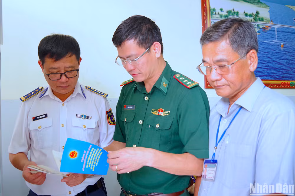 Thành viên đoàn công tác của Bộ Quốc phòng kiểm tra tủ sách pháp luật tại thị trấn Sông Đốc (huyện Trần Văn Thời, tỉnh Cà Mau). Thành viên đoàn công tác của Bộ Quốc phòng kiểm tra tủ sách pháp luật tại thị trấn Sông Đốc (huyện Trần Văn Thời, tỉnh Cà Mau).