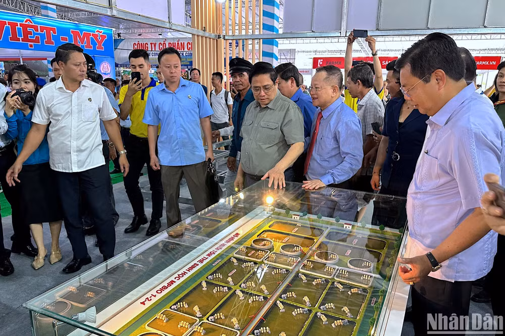 Thủ tướng Phạm Minh Chính tham quan Công nghệ MPBiO (mô hình thu nhỏ) trưng bày tại Festival tôm Cà Mau vào trưa 9/12.