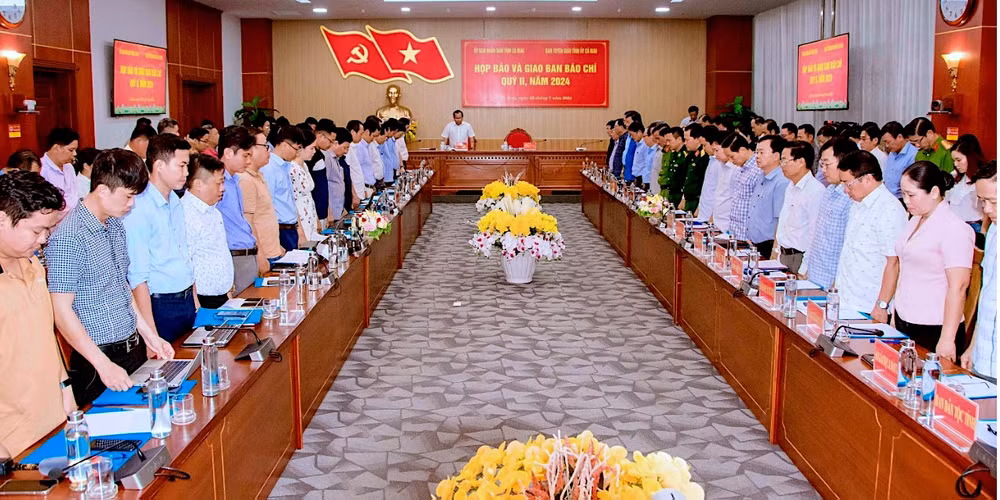 Lãnh đạo tỉnh Cà Mau và các phóng viên cúi đầu mặc niệm Tổng Bí thư Nguyễn Phú Trọng. (Ảnh: VĂN DƯƠNG)