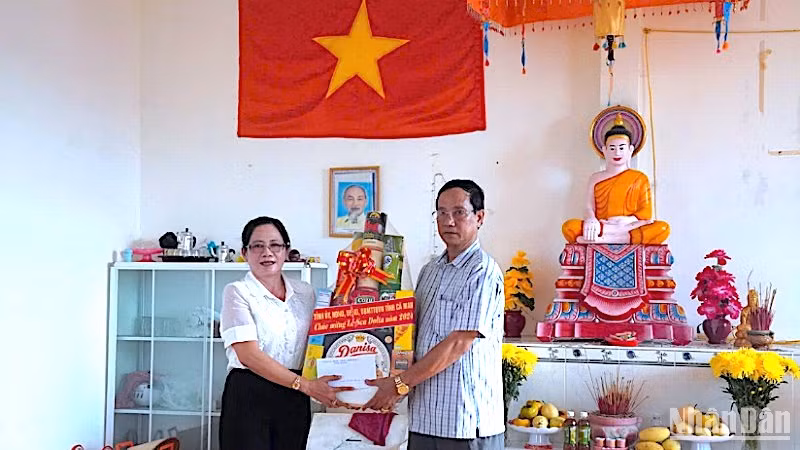Phó trưởng Ban Dân tộc tỉnh Cà Mau Quách Kiều Mai tặng quà cho đại diện Ban Quản trị Salatel xã Nguyễn Việt Khái vào chiều 2/10.