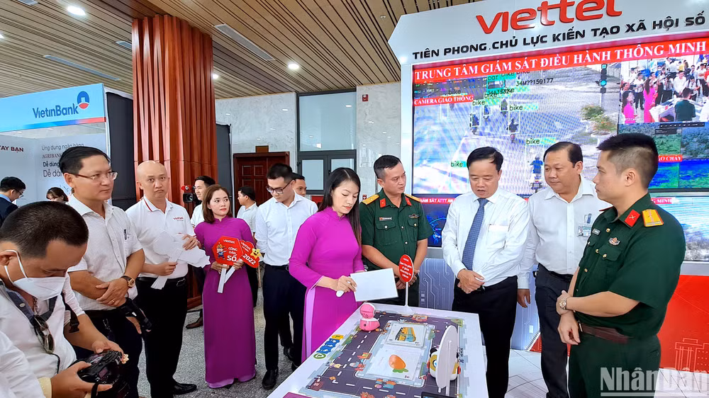 Không gian trưng bày của một gian hàng Chuyển đổi số tại Cà Mau thu sự quan tâm của lãnh đạo địa phương.
