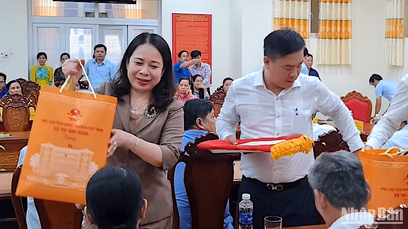 Phó Chủ tịch nước Võ Thị Ánh Xuân tặng quà cho các hộ gia đình chính sách huyện Ngọc Hiển (tỉnh Cà Mau) vào chiều 27/5.