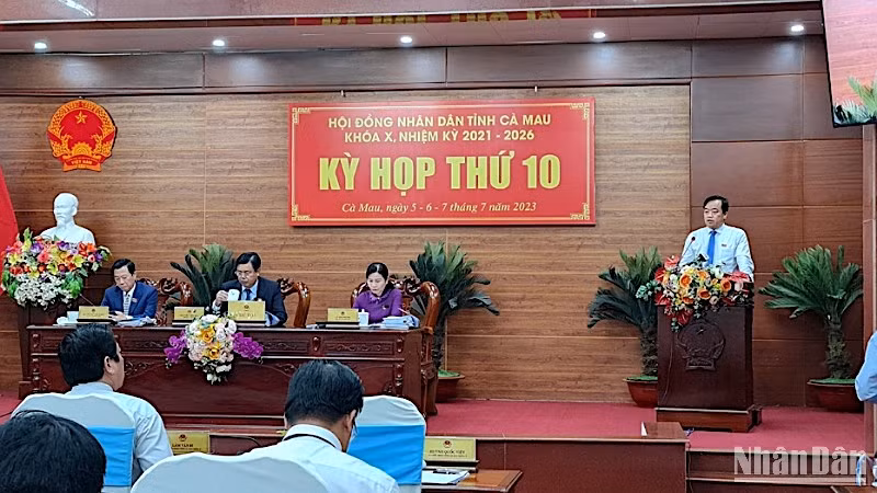 Chủ tịch Ủy ban nhân dân tỉnh Cà Mau Huỳnh Quốc Việt (đứng trên) tiếp phần trả lời chất vấn về nguyên nhân PCI giảm 26 bậc.