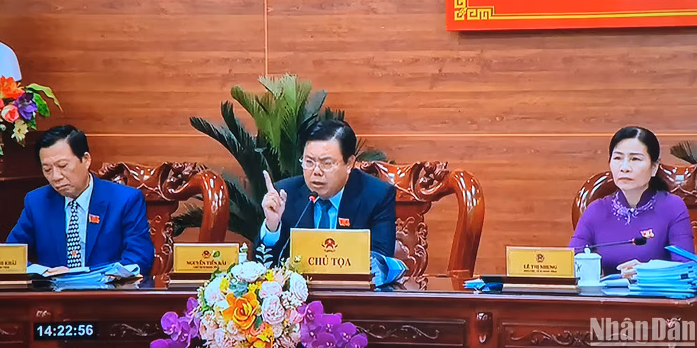 Bí thư Tỉnh ủy, Chủ tịch Hội đồng nhân dân tỉnh Cà Mau Nguyễn Tiến Hải (giữa) yêu cầu làm rõ “tham nhũng vặt” đến từ đâu, khắc phục ra sao. Bí thư Tỉnh ủy, Chủ tịch Hội đồng nhân dân tỉnh Cà Mau Nguyễn Tiến Hải (giữa) yêu cầu làm rõ “tham nhũng vặt” đến từ đâu, khắc phục ra sao.