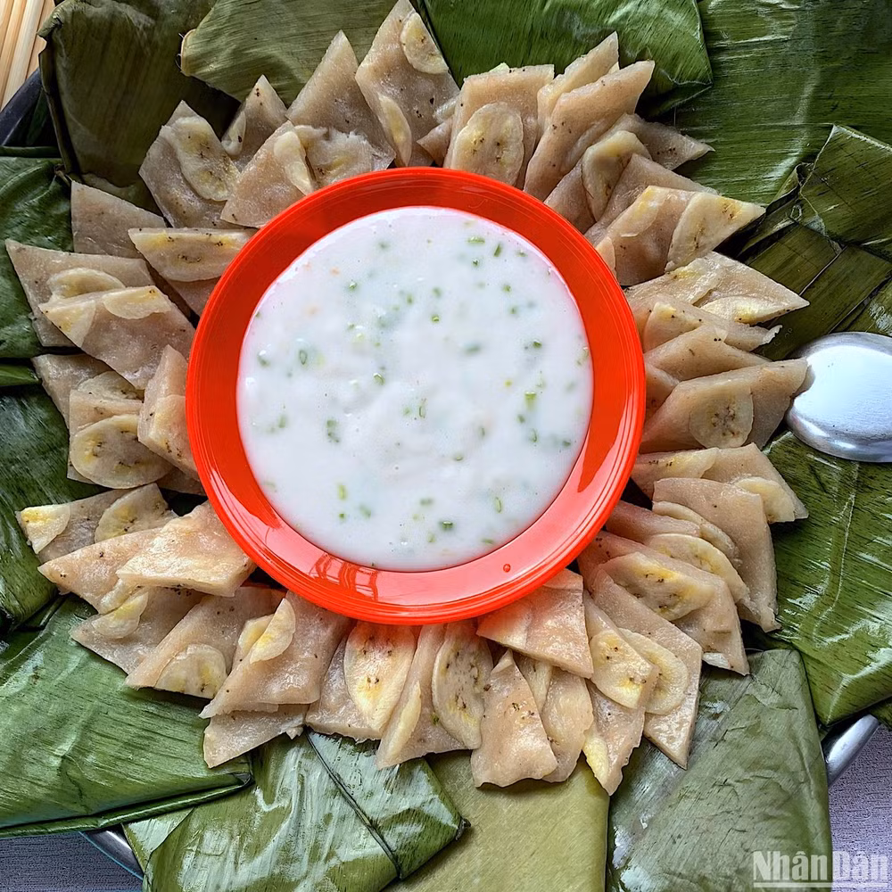 Qua bàn tay của nghệ nhân, những sản vật quê mùa được chế biến thành nhiều loại bánh dân gian thơm ngon, dân dã…