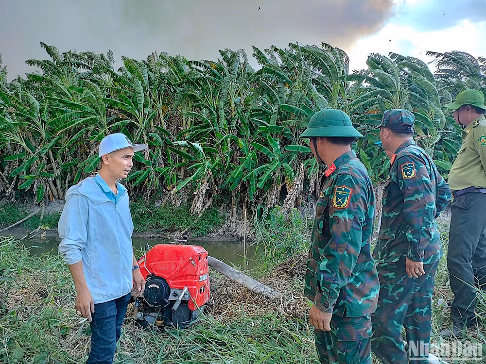 14 tổ máy bơm chuyên dụng được điều động tham gia dập lửa tại Nông trường 402. 14 tổ máy bơm chuyên dụng được điều động tham gia dập lửa tại Nông trường 402.