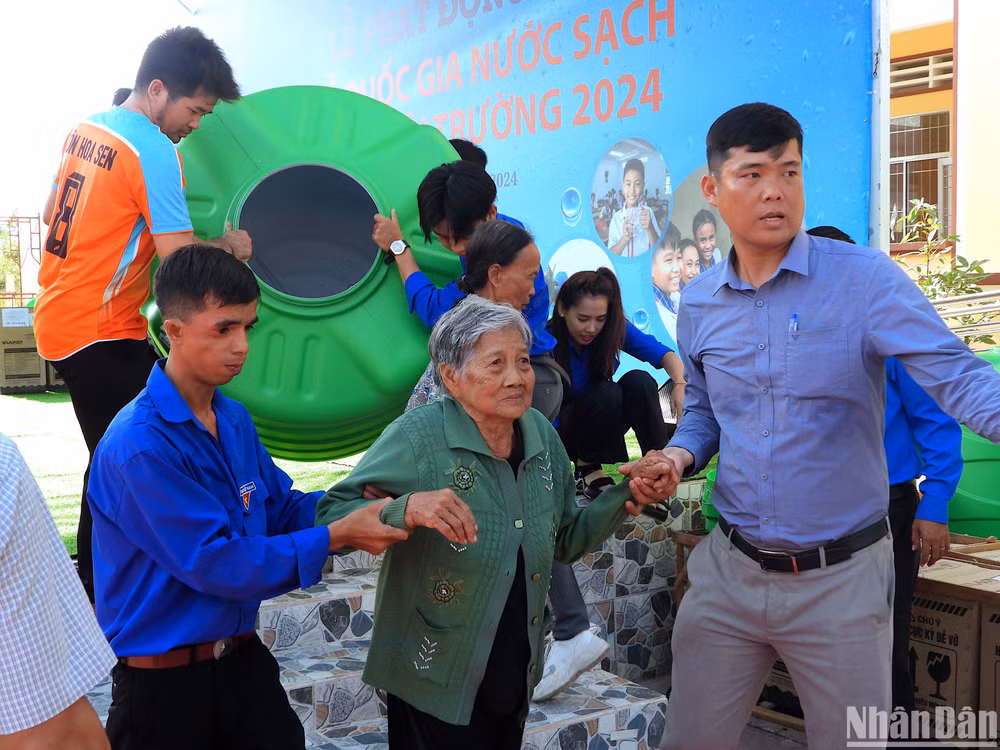 Nhiều hộ dân vùng nông thôn tỉnh Cà Mau được hỗ trợ dụng cụ xử lý nước, bồn trữ nước nhân Lễ phát động tuần lễ về nước sạch và vệ sinh môi trường.