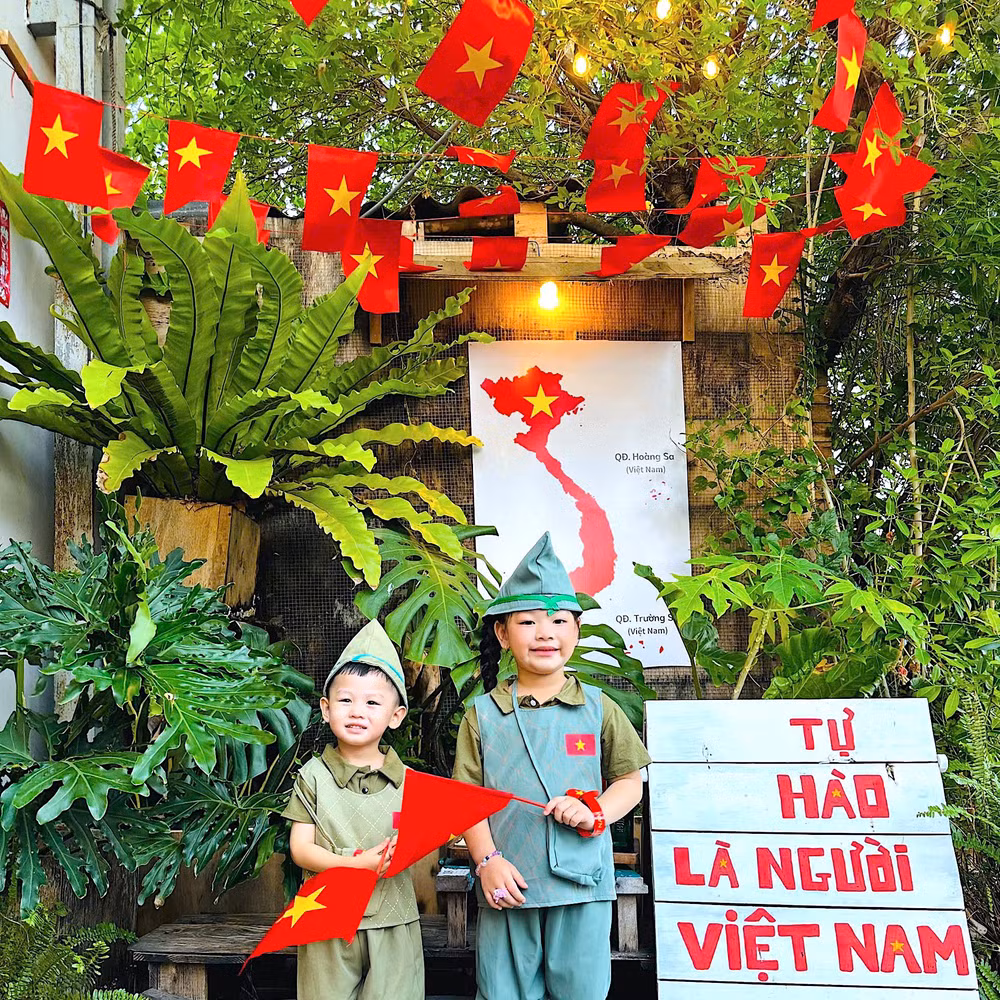 Các bạn nhỏ tại Cà Mau được phụ huynh đầu tư trang phục độc đáo để hóa thân thành các chiến sĩ nhí thực hiện nhiều bộ ảnh kỷ niệm ngày lễ lớn.