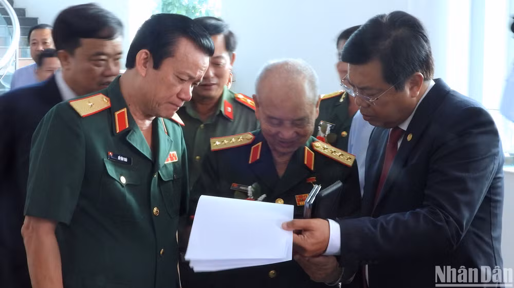 Đại tướng Phạm Văn Trà (giữa) cùng lãnh đạo tỉnh cà Mau và tướng lĩnh Quân khu 9 sưu tra lại tư liệu lịch sử trước thềm lễ kỷ niệm. Đại tướng Phạm Văn Trà (giữa) cùng lãnh đạo tỉnh cà Mau và tướng lĩnh Quân khu 9 sưu tra lại tư liệu lịch sử trước thềm lễ kỷ niệm.