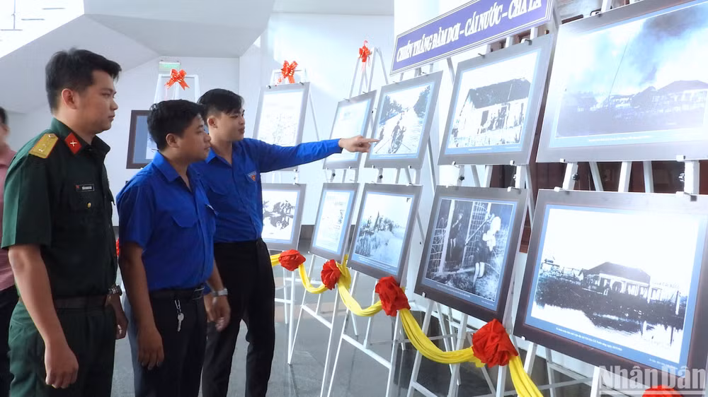 Giới trẻ Cà Mau tham quan tư liệu, hiện vật lịch sử được trưng bày về chiến thắng Đầm Dơi-Cái Nước-Chà Là. Giới trẻ Cà Mau tham quan tư liệu, hiện vật lịch sử được trưng bày về chiến thắng Đầm Dơi-Cái Nước-Chà Là.