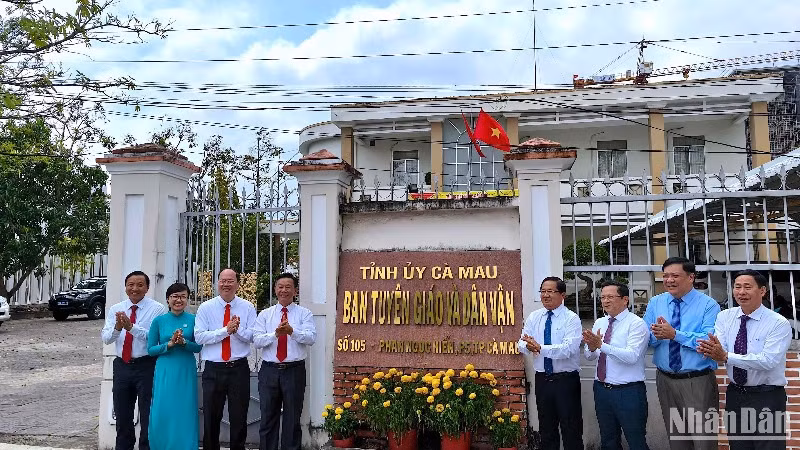 Lãnh đạo tỉnh Cà Mau chúc mừng cơ quan Ban Tuyên giáo và Dân vận Tỉnh ủy Cà Mau. 