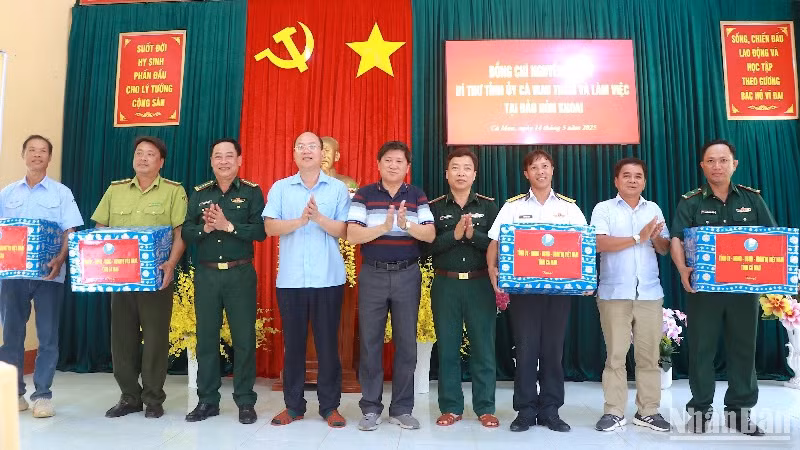 Bí thư Tỉnh ủy Cà Mau Nguyễn Hồ Hải (thứ 4 từ phải qua) tặng quà cho các đơn vị làm nhiệm vụ trên cụm đảo Hòn Khoai.