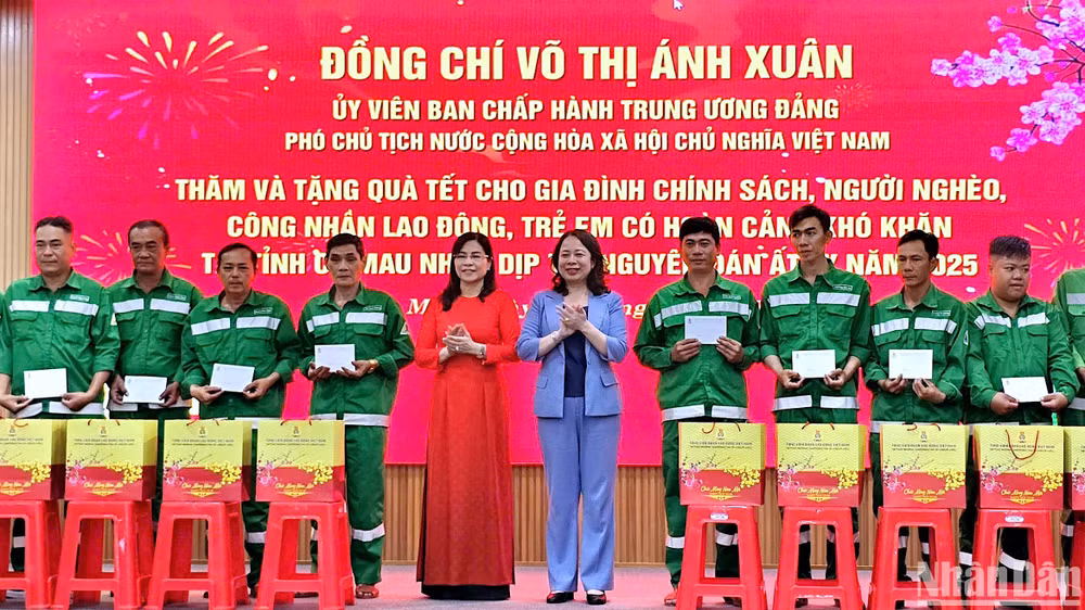 Phó Chủ tịch nước Võ Thị Ánh Xuân và Phó Chủ tịch Hội đồng nhân dân tỉnh Cà Mau Lê Thị Nhung trao tặng quà Tết cho người lao động có hoàn cảnh khó khăn.