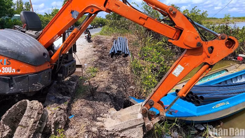 Thiết bị thi công mở rộng đường ống cấp nước cho người dân vùng hạn xã Biển Bạch.
