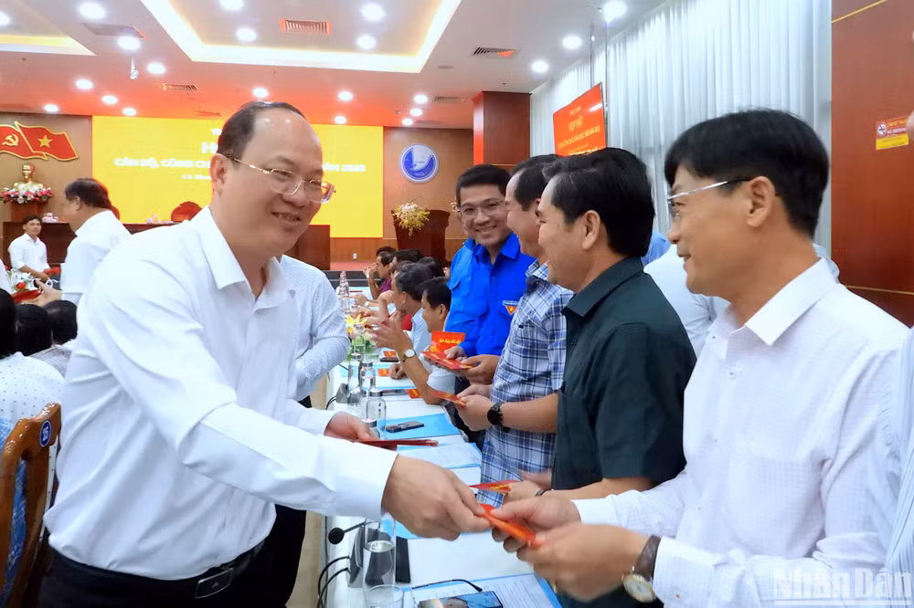 Bí thư Tỉnh ủy Cà Mau Nguyễn Hồ Hải (bìa trái) phát lì xì mừng năm mới cán bộ, công chức, viên chức ngày họp mặt làm việc đầu năm. Bí thư Tỉnh ủy Cà Mau Nguyễn Hồ Hải (bìa trái) phát lì xì mừng năm mới cán bộ, công chức, viên chức ngày họp mặt làm việc đầu năm.