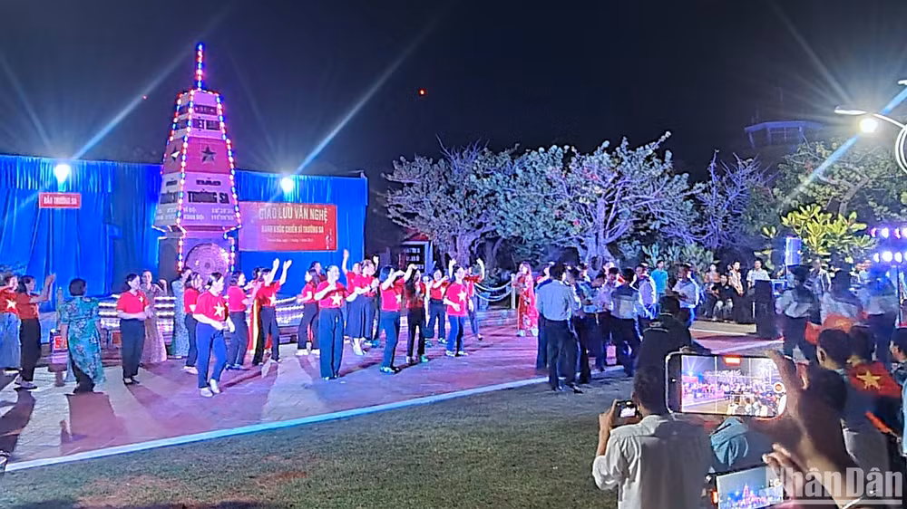 Đoàn công tác giao lưu văn nghệ với các chiến sĩ trên đảo Trường Sa lớn.