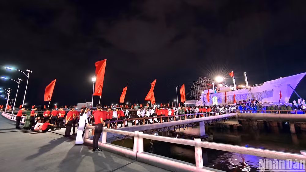 Cụm Tượng đài kỷ niệm Chuyến tàu tập kết ra bắc năm 1954 tại Sông Đốc là một trong những công trình trọng điểm nằm trong kế hoạch thi đua, vừa hoàn thành vào giữa tháng 11/2024.