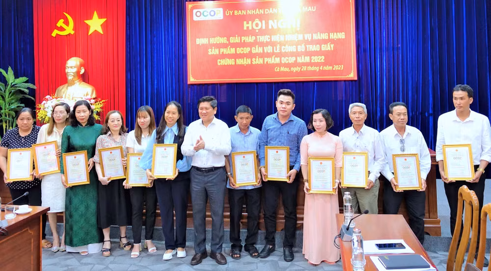 Trao giấy chứng nhận các sản phẩm OCOP được công nhận năm 2022 cho các chủ thể tại Cà Mau. 
