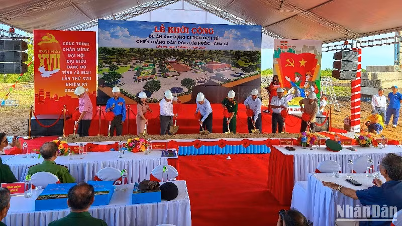 Lãnh đạo tỉnh Cà Mau và các đơn vị liên quan thực hiện nghi thức khởi công Dự án vào sáng 19/11.