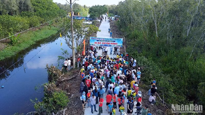 Đông đảo khách tham quan đến khám phá, trải nghiệm dịch vụ du lịch tại Vườn Quốc gia U Minh hạ dịp 30/4/2025