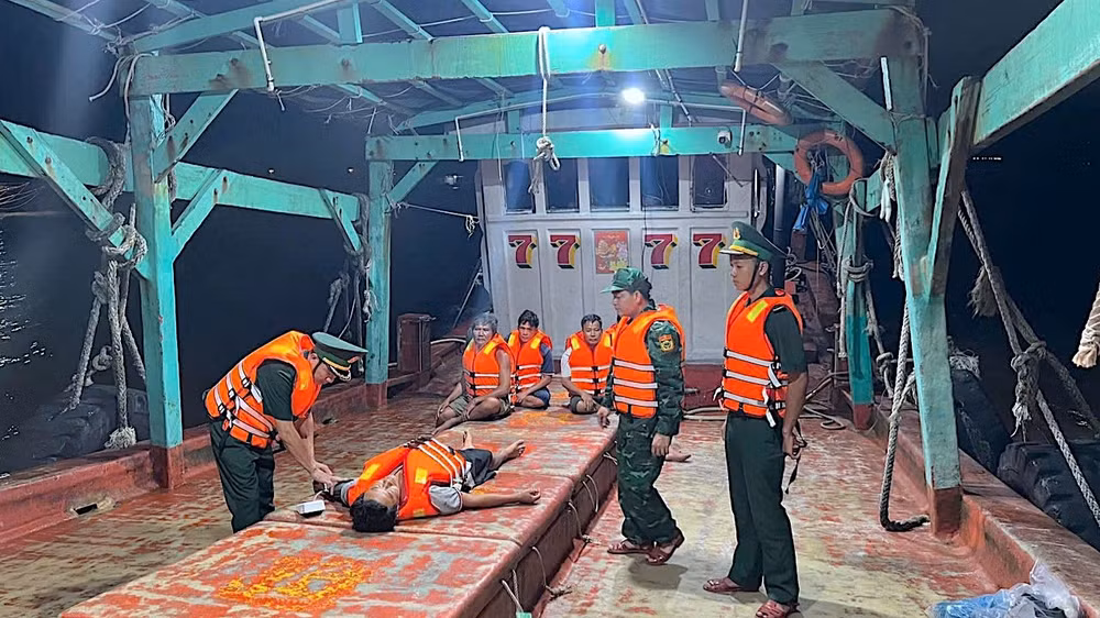 Đồn Biên phòng Sông Đốc thuộc Bộ đội Biên phòng Cà Mau phối hợp cùng ngư dân cứu nạn thành công 5 thuyền viên bị chìm tàu trên biển đưa vào bờ an toàn (tháng 10/2024).