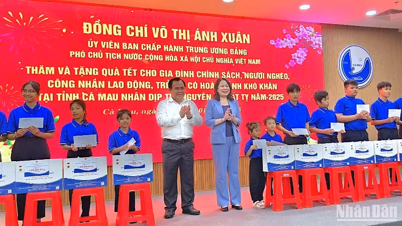 Phó Chủ tịch nước Võ Thị Ánh Xuân và Phó Chủ tịch Ủy ban nhân dân tỉnh Cà Mau Nguyễn Minh Luân trao quà cho trẻ em có hoàn cảnh khó khăn tại Cà Mau.