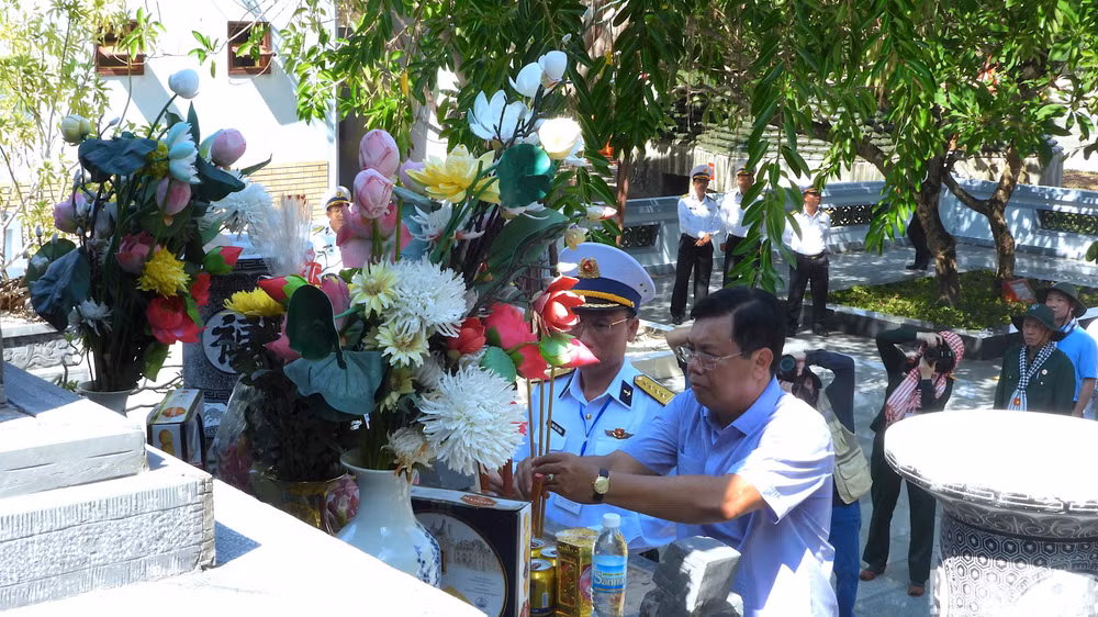 Các lãnh đạo Đoàn công tác số 16 dâng hương tưởng niệm các anh hùng liệt sĩ hy sinh khi làm nhiệm vụ bảo vệ Quần đảo Trường Sa.