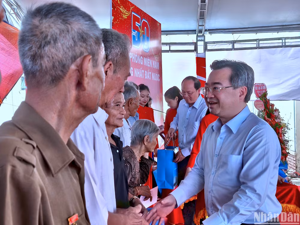 Phó Bí thư Thường trực Thành ủy Thành phố Hồ Chí Minh Nguyễn Thanh Nghị trao tặng quà tặng gia đình chính sách ở xã Tân Bằng tại lễ khởi công. Phó Bí thư Thường trực Thành ủy Thành phố Hồ Chí Minh Nguyễn Thanh Nghị trao tặng quà tặng gia đình chính sách ở xã Tân Bằng tại lễ khởi công.