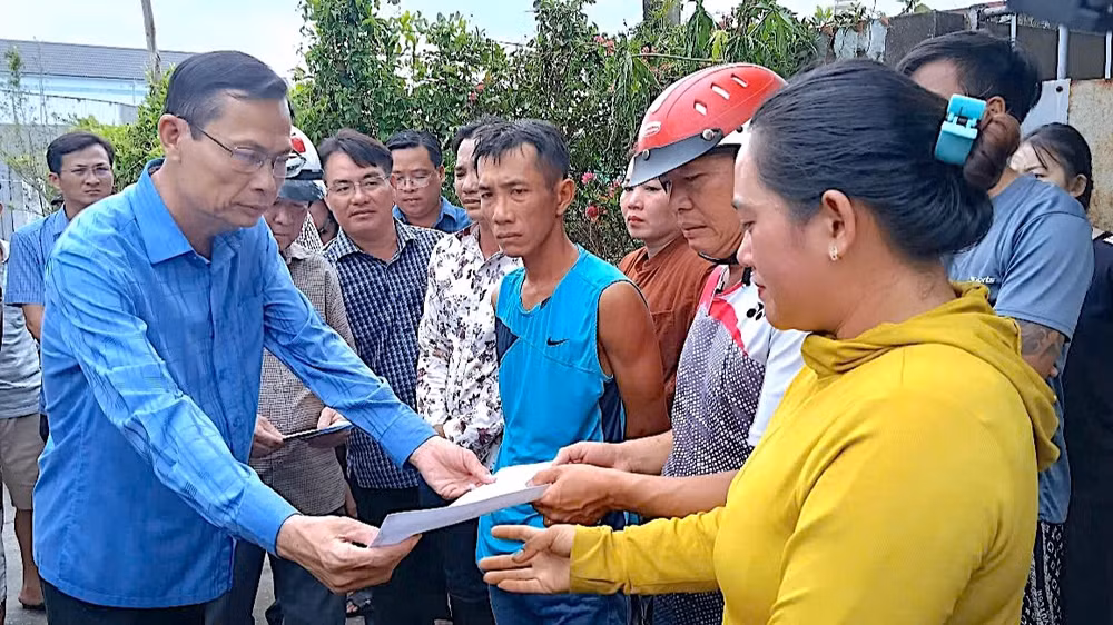Bí thư Huyện ủy Năm Căn (tỉnh Cà Mau) Lượng Trọng Quyền (bìa trái) trao hỗ trợ bước đầu cho các hộ dân có nhà bị ảnh hưởng bởi vụ cháy. Bí thư Huyện ủy Năm Căn (tỉnh Cà Mau) Lượng Trọng Quyền (bìa trái) trao hỗ trợ bước đầu cho các hộ dân có nhà bị ảnh hưởng bởi vụ cháy.