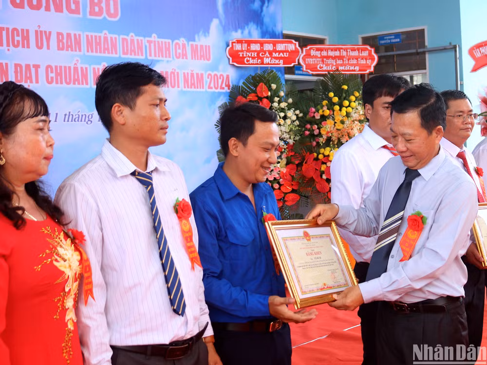Phó Chủ tịch Hội đồng nhân dân tỉnh Cà Mau Dương Huỳnh Khải trao Bằng khen của Chủ tịch Ủy ban nhân dân tỉnh cho tập thể, cá nhân có thành tích trong xây dựng tại xã Phong Điền.