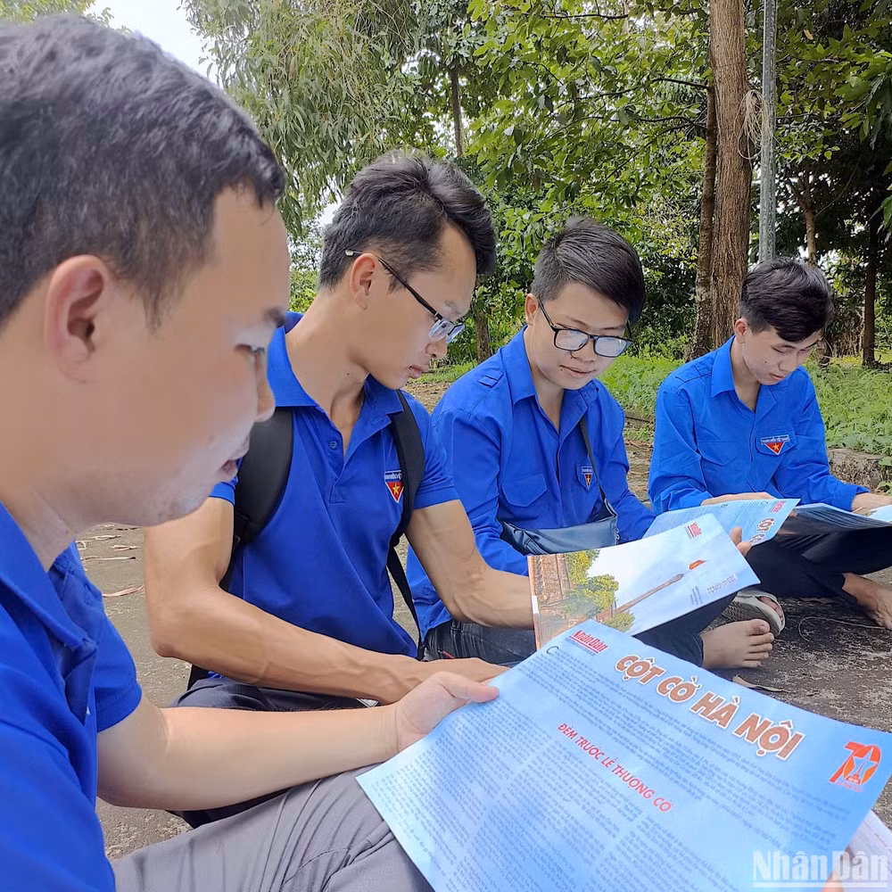 Giới trẻ và đoàn viên Cà Mau tìm hiểu thông tin về Cột cờ Hà Nội do Báo Nhân Dân trao tặng.