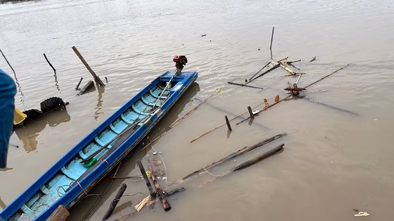 Sạt lở trong đêm 19/5 nhấn chìm hoàn toàn căn nhà của ông Nguyễn Văn Khuya, ấp kinh 17, xã Tam Giang, huyện Năm Căn, tỉnh Cà Mau. 