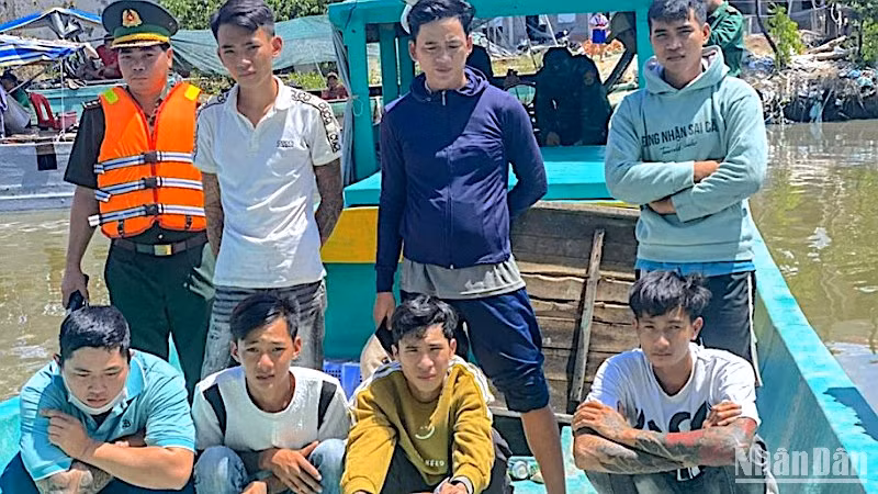 Nhóm đối tượng dùng hung khí nguy hiểm trên biển vừa bị Bộ đội Biên phòng Cà Mau truy bắt.