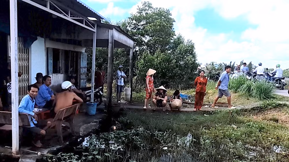 Người dân cùng chính quyền xã Tân Trung (huyện Đầm Dơi, tỉnh Cà Mau) đến tận nơi giải cứu cháu bé có dấu hiệu bị bạo hành.