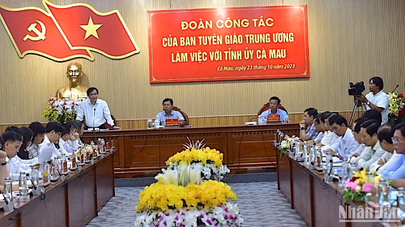 Phó Trưởng Ban Tuyên giáo Trung ương Phan Xuân Thủy (bìa trái, đứng) phát biểu tại buổi làm việc với Tỉnh ủy Cà Mau.