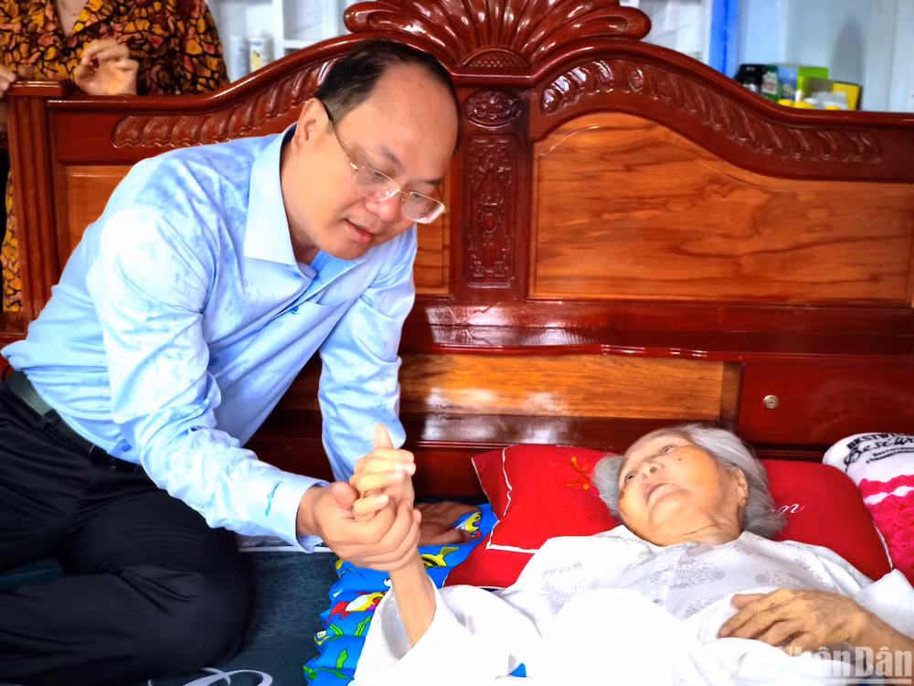 Bí thư Tỉnh ủy Cà Mau Nguyễn Hồ Hải (bìa trái) ân cần thăm hỏi Mẹ Việt Nam Anh hùng Võ Thị Nhành.