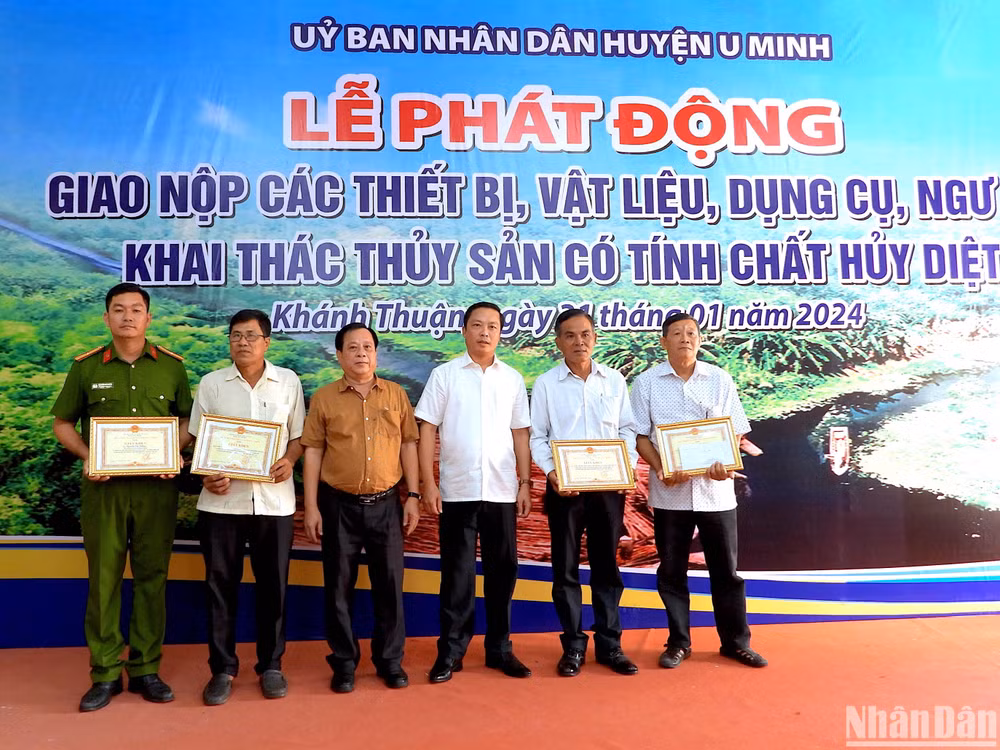 Lãnh đạo huyện U Minh tuyên dương, khen thưởng nhiều tập thể, cá nhân có thành tích tốt trong tuyên truyền, vận động nhân dân giao nộp dụng cụ khai thác có tính chất hủy diệt.