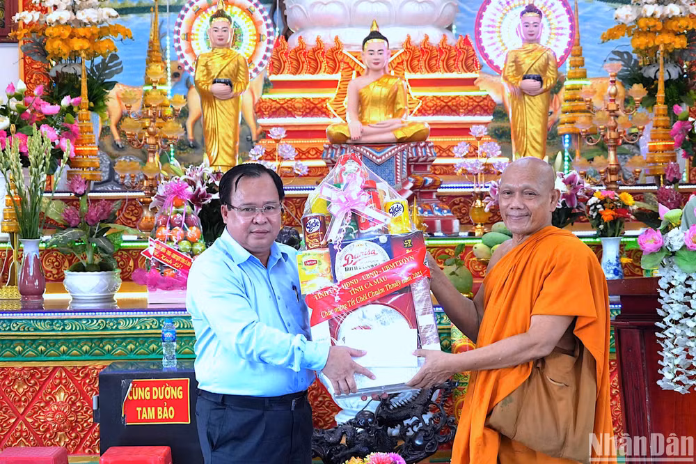 Phó Chủ tịch Ủy ban nhân dân tỉnh Cà Mau Nguyễn Minh Luân (bìa trái) tặng quà cho Hoà thượng Thạch Hà, trụ trì chùa Monivongsa. Phó Chủ tịch Ủy ban nhân dân tỉnh Cà Mau Nguyễn Minh Luân (bìa trái) tặng quà cho Hoà thượng Thạch Hà, trụ trì chùa Monivongsa.