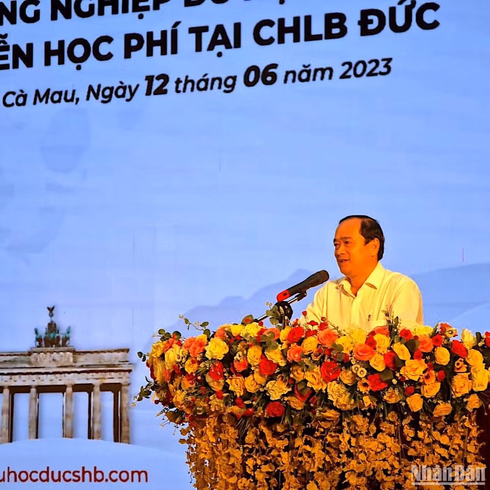 Ông Từ Hoàng Ân, Phó Giám đốc Sở Lao động-Thương binh và Xã hội tỉnh Cà Mau chia sẻ các chính sách đãi ngộ với du học sinh tham gia đào tạo nghề tại Đức.