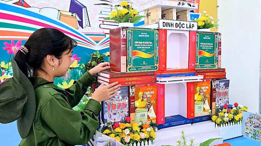 Bạn trẻ Cà Mau tìm hiểu không gian trưng bày sách và văn hóa đọc sách tại Thư viện tỉnh Cà Mau.