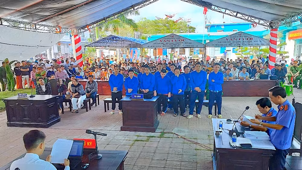 Nhóm bị cáo chờ nghe tuyên án từ Hội đồng xét xử về tội danh “Gây rối loạn hoạt động của phương tiện điện tử”.