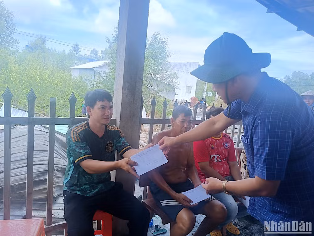 Phó chủ tịch Ủy ban Mặt trận Tổ quốc Việt Nam tỉnh Cà Mau Nguyễn Văn Khởi (bìa phải) trao hỗ trợ bước đầu của tỉnh cho các hộ gia đình bị ảnh hưởng bởi vụ cháy. Phó chủ tịch Ủy ban Mặt trận Tổ quốc Việt Nam tỉnh Cà Mau Nguyễn Văn Khởi (bìa phải) trao hỗ trợ bước đầu của tỉnh cho các hộ gia đình bị ảnh hưởng bởi vụ cháy.