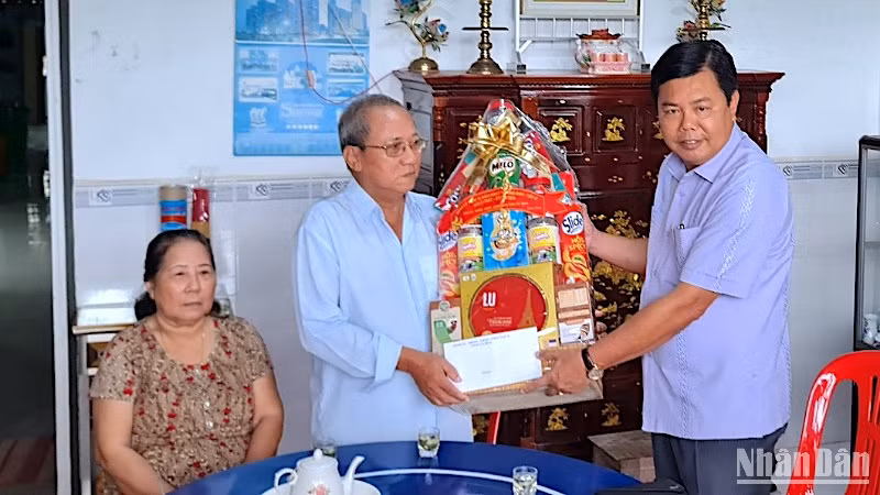 Bí thư Tỉnh ủy Cà Mau Nguyễn Tiến Hải tặng quà cho gia đình thương binh Đỗ Ngọc Ẩn, ấp Vịnh Nước Sôi, xã Viên An, huyện Ngọc Hiển. 