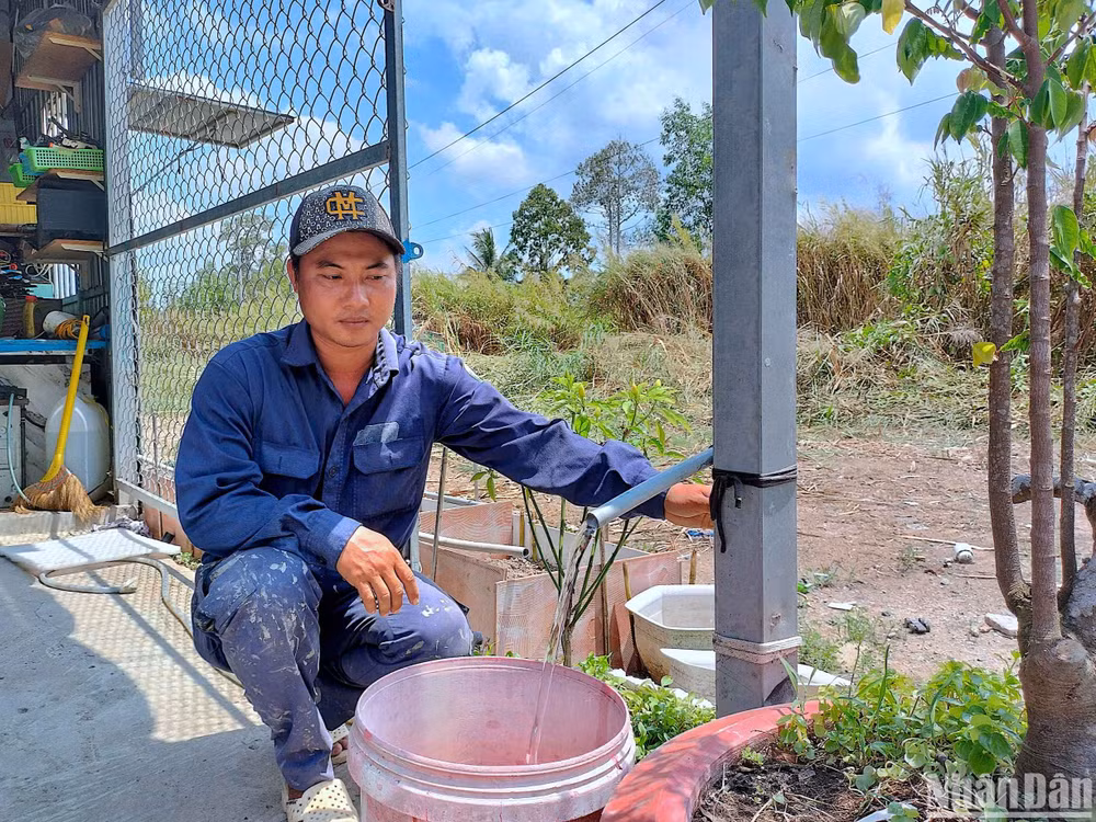 Người dân xã Biển Bạch vận hành thử đường ống cấp nước vừa được mở rộng, đấu nối. Người dân xã Biển Bạch vận hành thử đường ống cấp nước vừa được mở rộng, đấu nối.