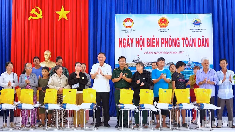 Thiếu tá Trịnh Công tự và lãnh đạo xã Đất Mới tặng quà cho hộ nghèo nhân Ngày hội Biên phòng toàn dân 2025. 
